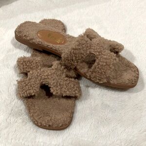 NEW! Super cute H slides